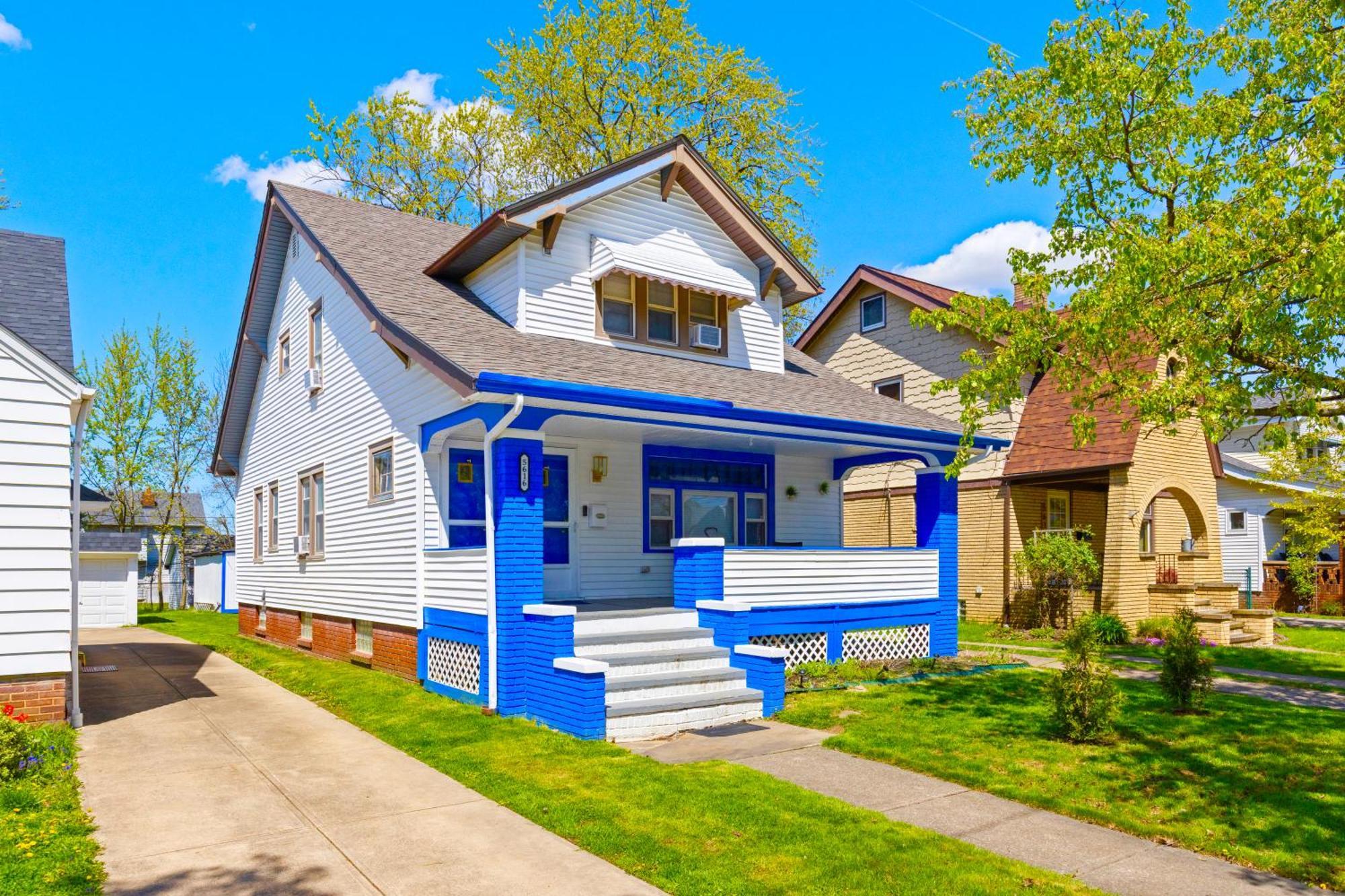 The Sapphire Haven - Your Old Brooklyn Oasis Awaits Families, Couples, Business Travelers Near Downtown With Parking, 300 Mb Wifi & Self Check-In Cleveland Ngoại thất bức ảnh
