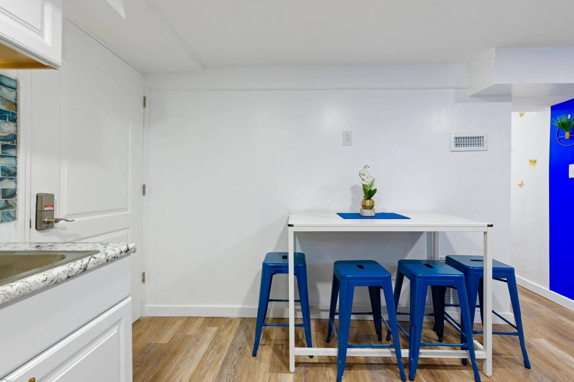 The Sapphire Haven - Your Old Brooklyn Oasis Awaits Families, Couples, Business Travelers Near Downtown With Parking, 300 Mb Wifi & Self Check-In Cleveland Ngoại thất bức ảnh